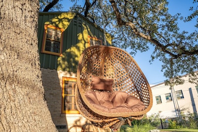 The Cozy Corner, Historic 1929 4-bedroom house in charming San Marcos. Book now
