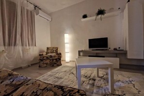 TV - San Miniato 2-Bed Villa, Sleeps 6 with Parking (San Romano)
