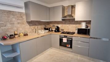 Frigorifero, microonde, forno, piano cottura