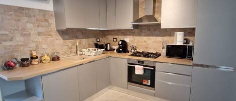 Een koelkast, een microgolfoven, een oven, een kookplaat