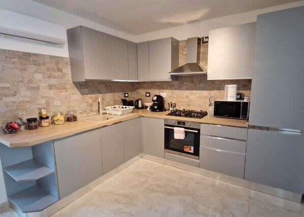 Frigorifero, microonde, forno, piano cottura