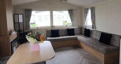 Golden Sands 3-Bed Caravan, Parking & Pet Friendly