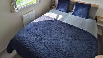 Tabla de planchar con plancha, wifi y ropa de cama