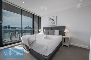 Two Bedroom Two Bathroom Apartments with Stadium & Harbour Views | Blendingsgardiner, strykejern/-brett, barnesenger og wi-fi (inkludert)