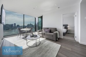 Two Bedroom Two Bathroom Apartments with Stadium & Harbour Views | Mørklægningsgardiner, strygejern/strygebræt