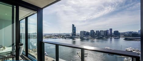 Two Bedroom Two Bathroom Apartments with Stadium & Harbour Views | Cortinas blackout, tabla de planchar con plancha, cunas y wifi gratis