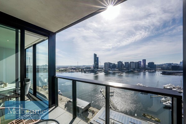 Two Bedroom Two Bathroom Apartments with Stadium & Harbour Views | Mørklægningsgardiner, strygejern/strygebræt