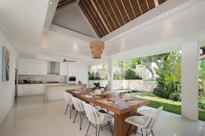 Outdoor dining - 4 bdr Jungle Oasis in Pererenan (Bali)