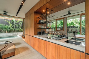 Appartement Deluxe, 1 chambre, patio, vue piscine | Cuisine privée | Réfrigérateur, micro-ondes, plaque de cuisson, cafetière/bouilloire