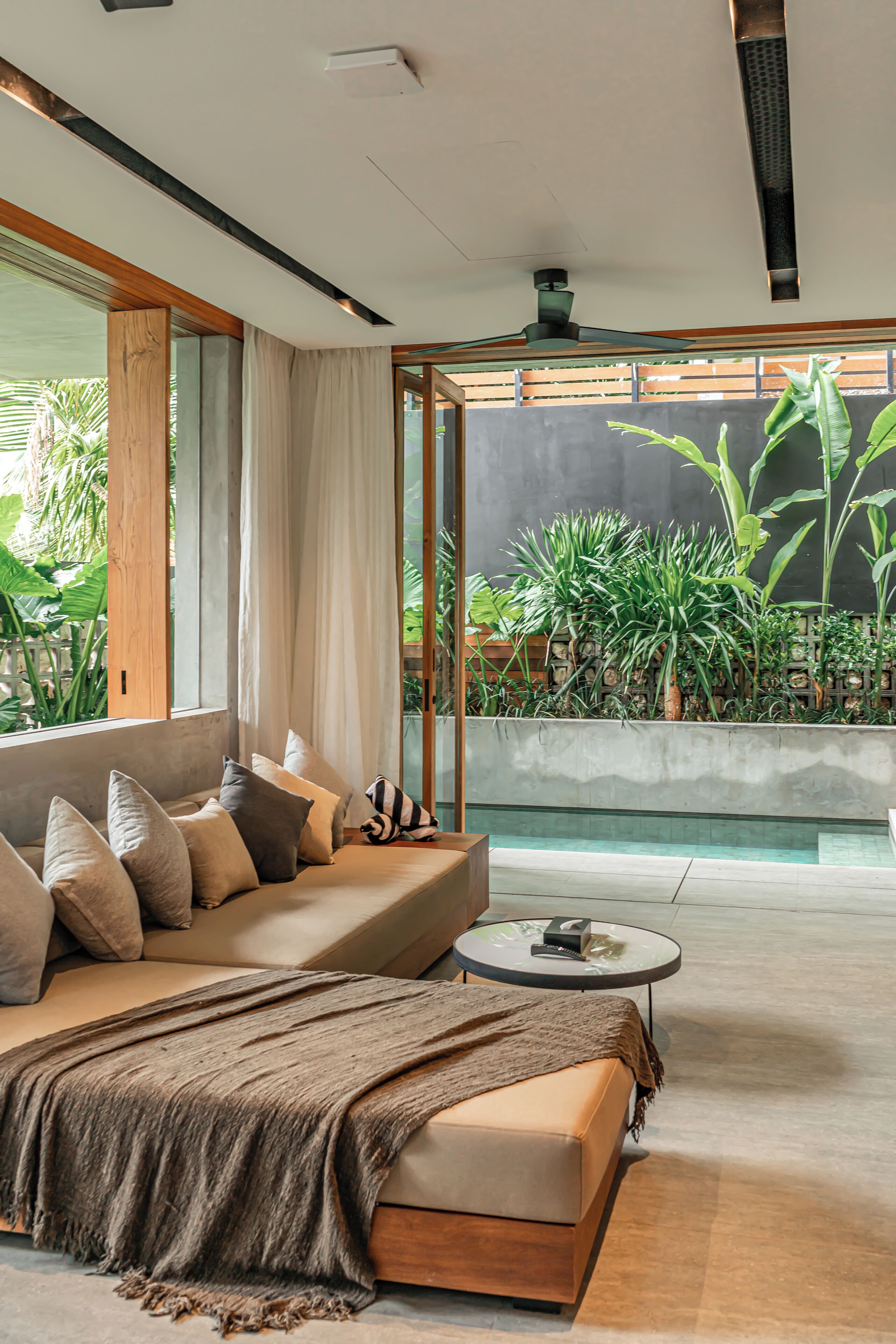 One-Bedroom Deluxe Apartment with Garden | Living area | Flat-screen TV
