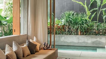 One-Bedroom Deluxe Apartment with Garden | Living area | Flat-screen TV