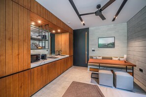 One-Bedroom Apartment with Garden | Dining room