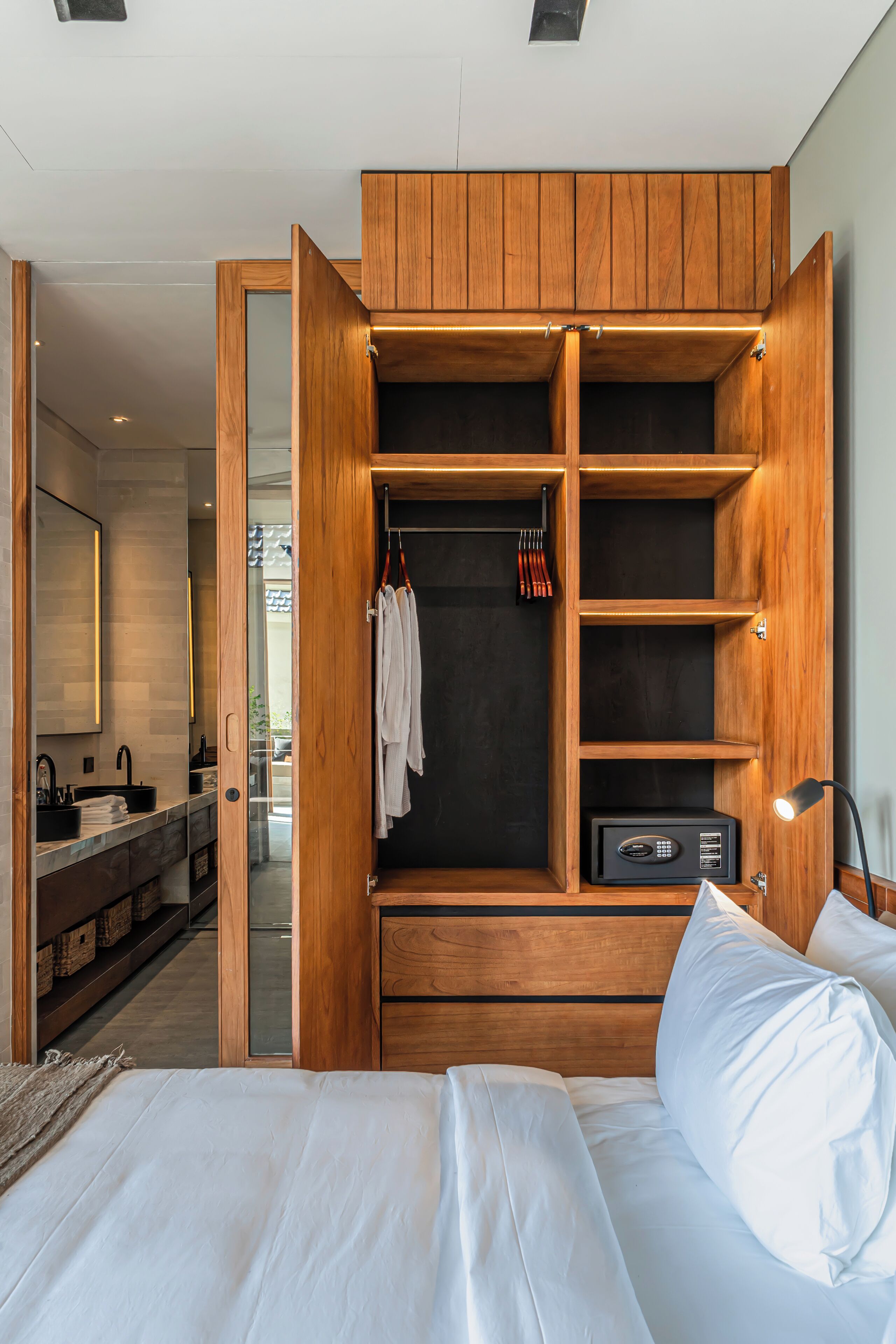 One-Bedroom Apartment with Balcony | In-room safe, desk, free WiFi, bed sheets