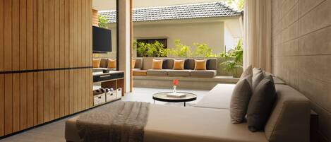 Una sala moderna con un sofá, una mesa de centro y un televisor.