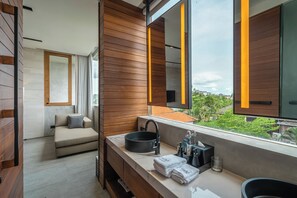 Appartement Exécutif, 2 chambres, balcon, vue ville | Salle de bain | Peignoirs, chaussons