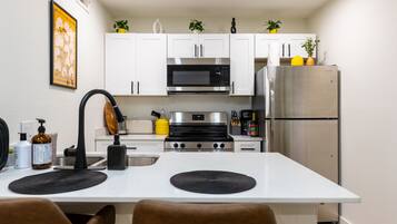 冷蔵庫、電子レンジ、オーブン、コンロ