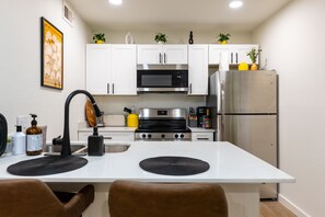 Geladeira, micro-ondas, fogão, cooktop