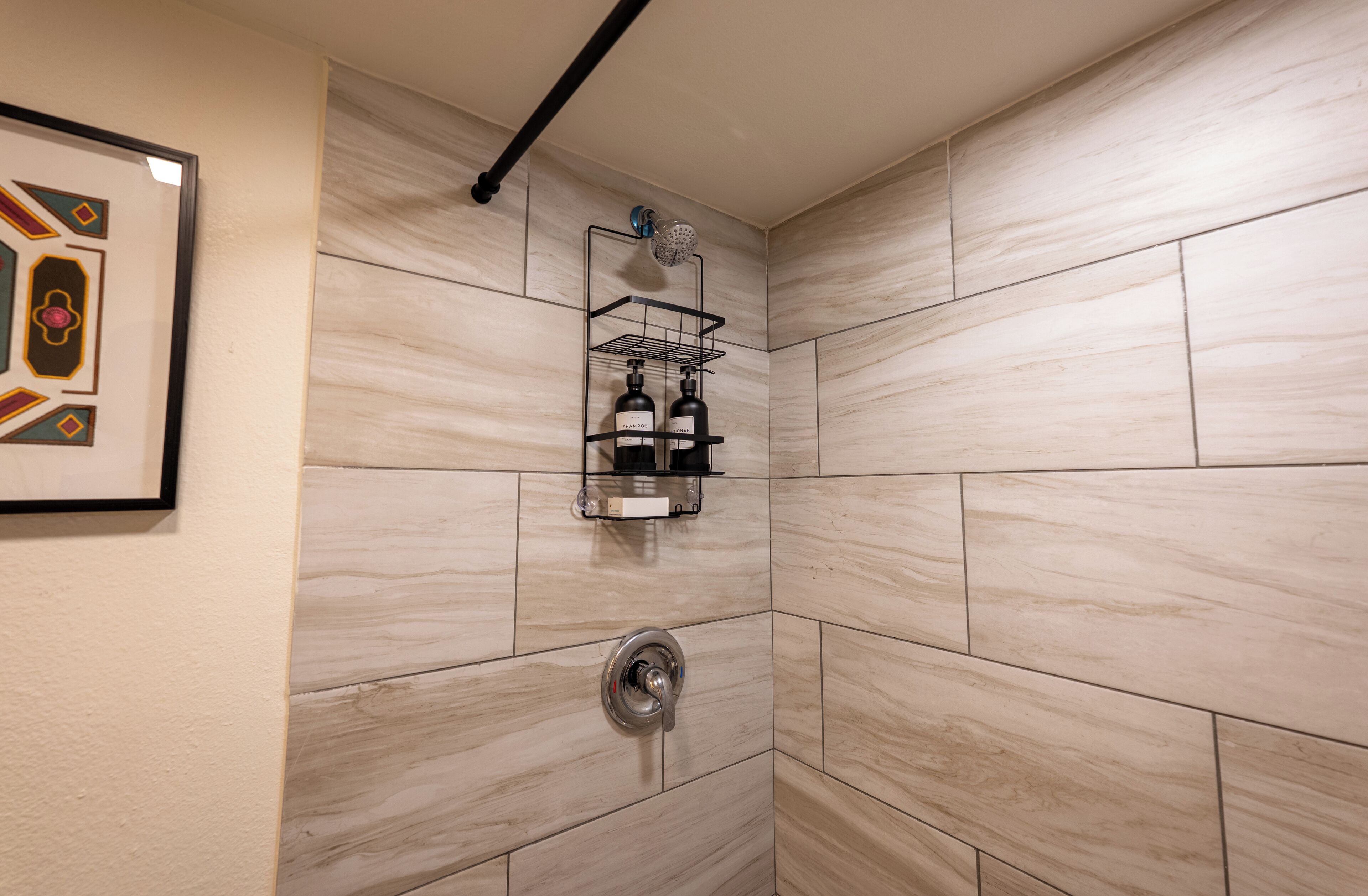 Douche, sèche-cheveux, serviettes fournies, savon