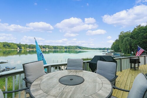 Charming 4-bedroom cottage in enchanting Sand Lake with WiFi, AC