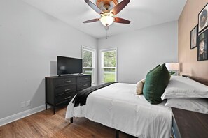 5 bedrooms, iron/ironing board, WiFi, bed sheets