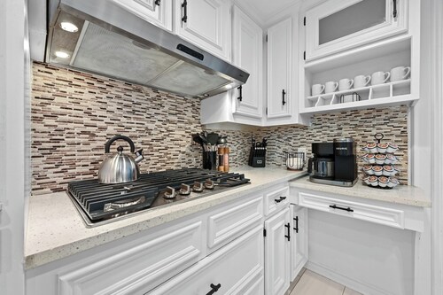 Austin Music Retreat - Spacious 5BR home w/ private pool & game room near Austin