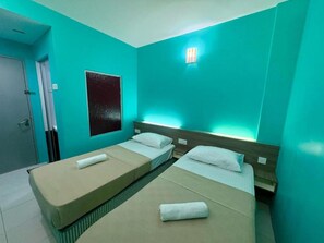 Basic Twin Room | Free WiFi - Qish Hotel (Malacca City)