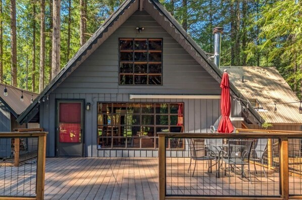 Outdoor dining - Charming, rustic cabin on the golf course (Packwood)