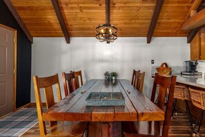 Dining - Charming, rustic cabin on the golf course (Packwood)