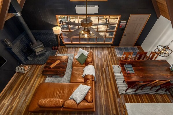 TV, fireplace - Charming, rustic cabin on the golf course (Packwood)