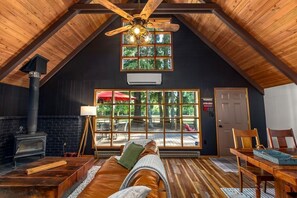 TV, fireplace - Charming, rustic cabin on the golf course (Packwood)