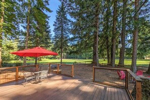 Outdoor dining - Charming, rustic cabin on the golf course (Packwood)