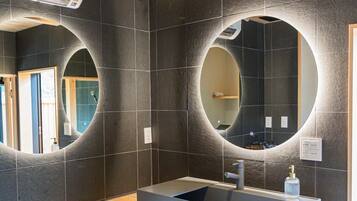 Haartrockner, Handtücher, Seife, Shampoo