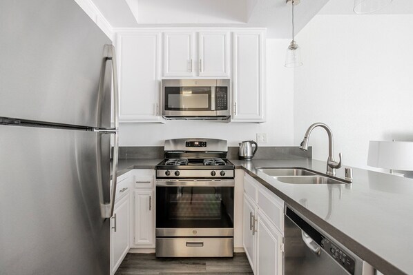 Kühlschrank, Mikrowelle, Ofen, Geschirrspüler