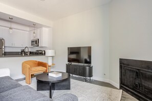 Fernseher, Kamin, Stereoanlage