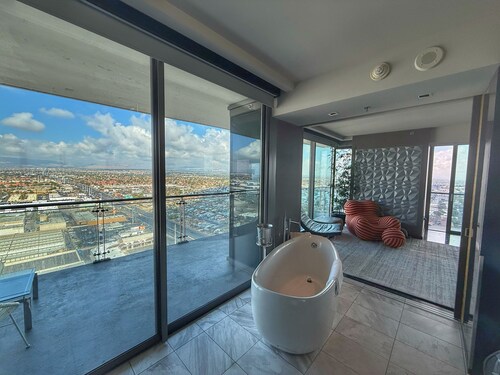 Updated 1br/1.5 bath Corner Unit + Balcony access