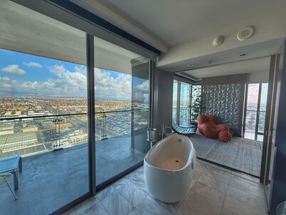 Updated 1br/1.5 bath Corner Unit + Balcony access