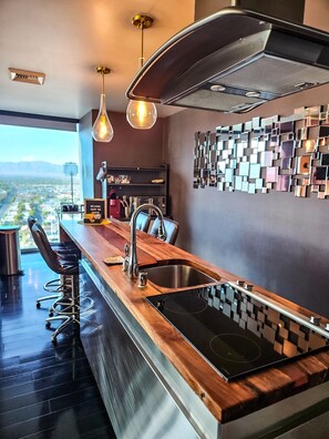 Fridge, microwave, stovetop, dishwasher