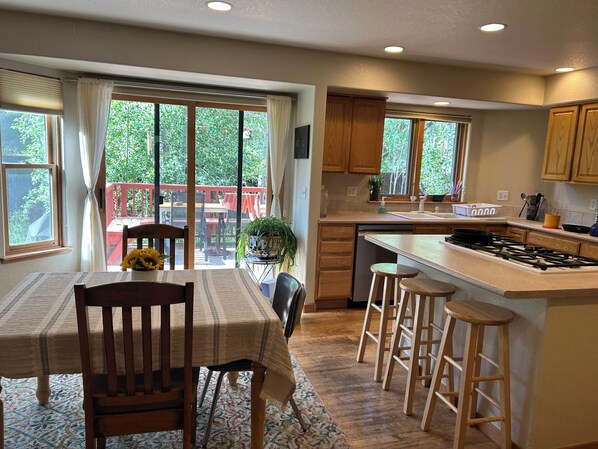 Mikrobølgeovn, ovn, kokeplater og oppvaskmaskin