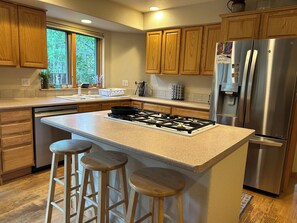 Mikrobølgeovn, ovn, kokeplater og oppvaskmaskin