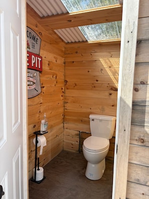 Een douche, handdoeken, zeep, toiletpapier