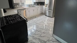 Private kitchen - Spacious 4-bedroom fully remodeled home in charming Sandusky (Sandusky)