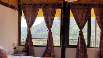 Deluxe Room, Mountain View | Laptop workspace, soundproofing, free WiFi