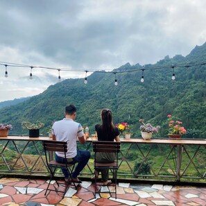 Frokost med lokale retter er inkludert hver dag