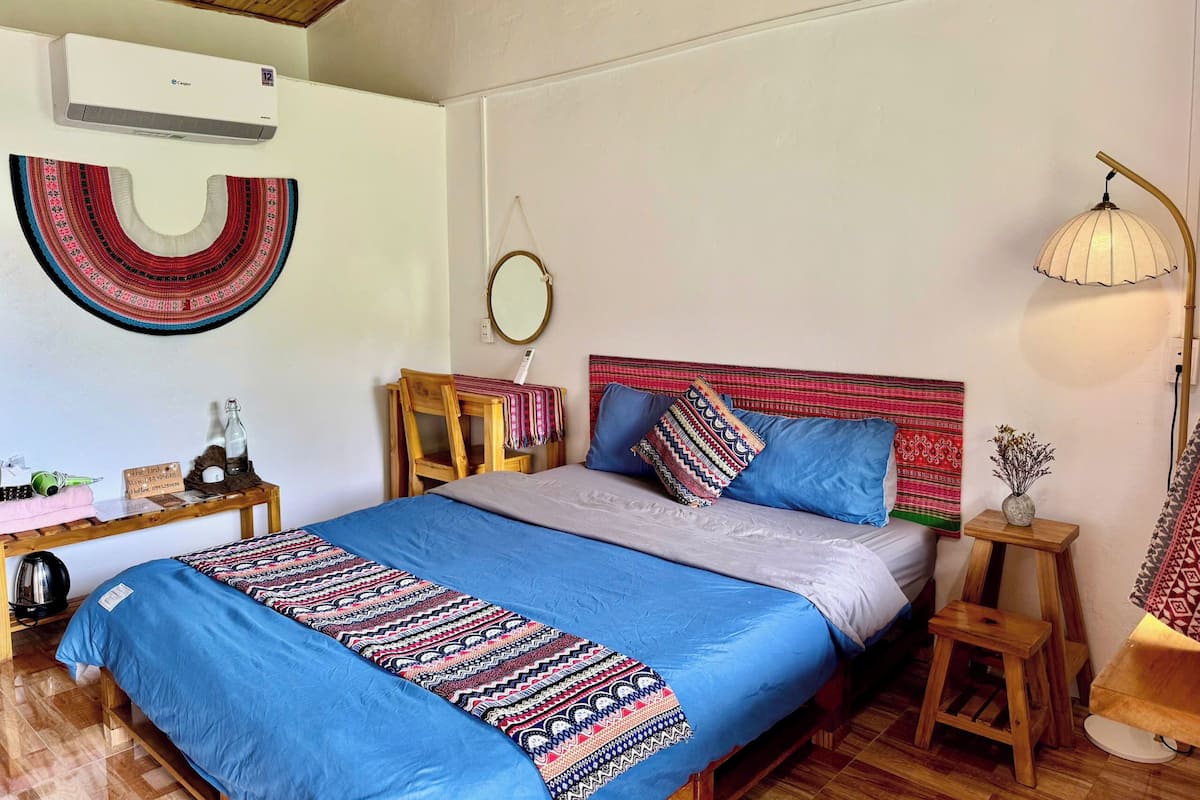 Traditional Double Room, Mountain View | Laptop workspace, soundproofing, WiFi (free), bed sheets