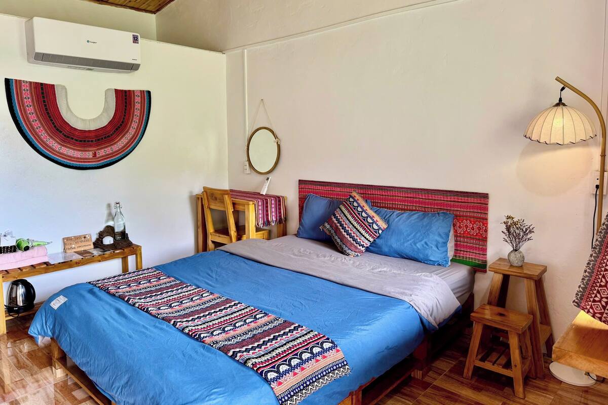Chambre traditionnelle double, vue sur la montagne | Espace de travail pour ordinateurs portables, système d’insonorisation