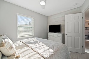 2 Schlafzimmer, BĂŒgeleisen/BĂŒgelbrett, kostenloses WLAN, BettwĂ€sche