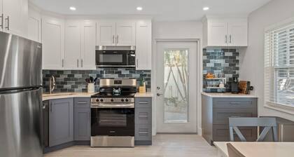 2 bedroom, walk to beach-bikes-kayaks-grill-picnic-hot outdoor shower-beach gear