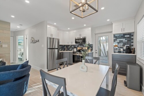 2 bedroom, walk to beach-bikes-kayaks-grill-picnic-hot outdoor shower-beach gear