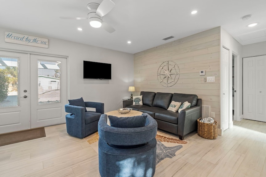 2 Bedroom, Walk To Beach-bikes-kayaks-grill-picnic-hot Outdoor Shower-beach Gear - Manasota Key, FL