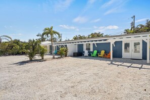 Terrace/patio - 2 bedroom, walk to beach-bikes-kayaks-grill-picnic-hot outdoor shower-beach gear (Englewood)